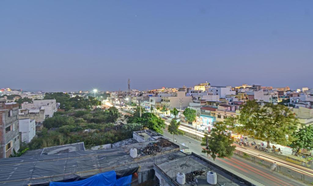Treebo Paras Raj Near City Palace Udaipur Bagian luar foto